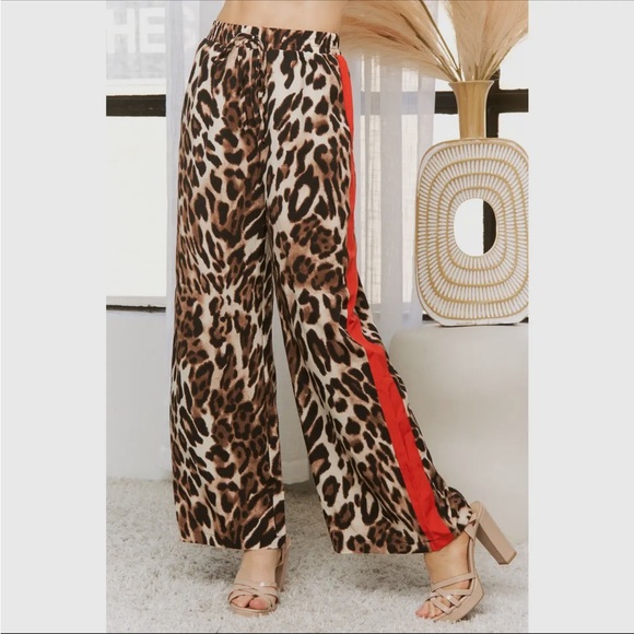 Chic Leopard Print Wide-Leg Pants with Red Accent - Picture 3 of 5
